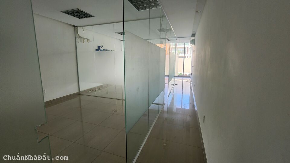 Cho thuê toà nhà mặt tiền Hoàng Trọng Mậu Q7 - 5,5 x 20m - Hầm trệt 4 lầu, thang máy, giá 65 triệu