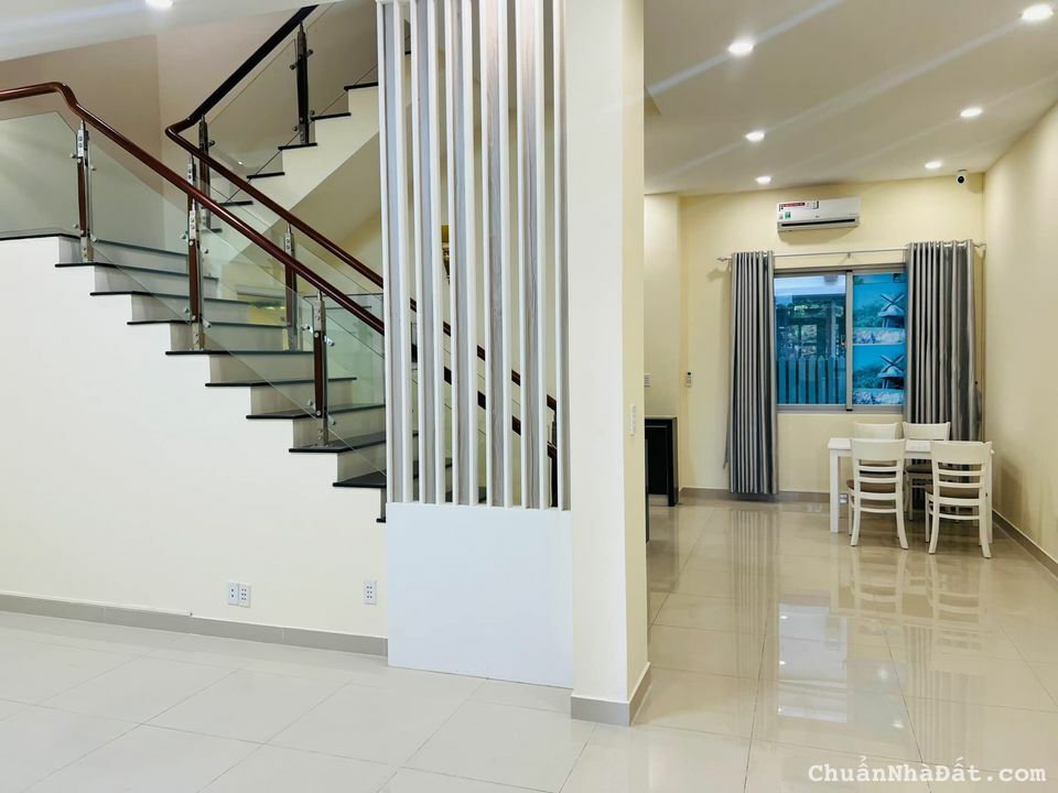 Biệt thự liên kế Nam Viên-PMH, quận 7. Giá thuê: 40 triệu/ tháng