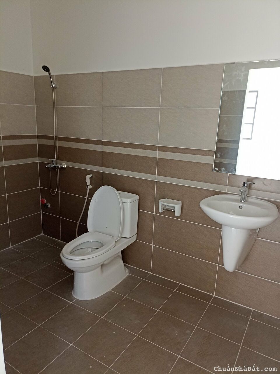 Cho Thuê Nhà Mặt Tiền Nguyễn Văn Lượng. DT: 120m2, 1 trệt 4 lầu. Giá: 110 triệu/tháng