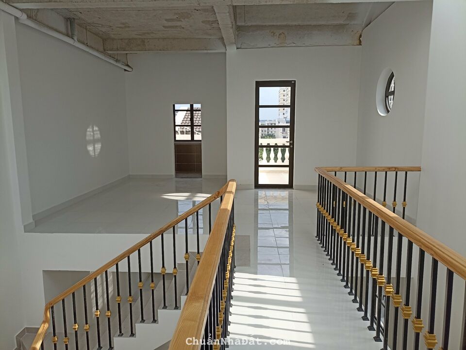 Cho Thuê Nhà Mặt Tiền Nguyễn Văn Lượng. DT: 120m2, 1 trệt 4 lầu. Giá: 110 triệu/tháng