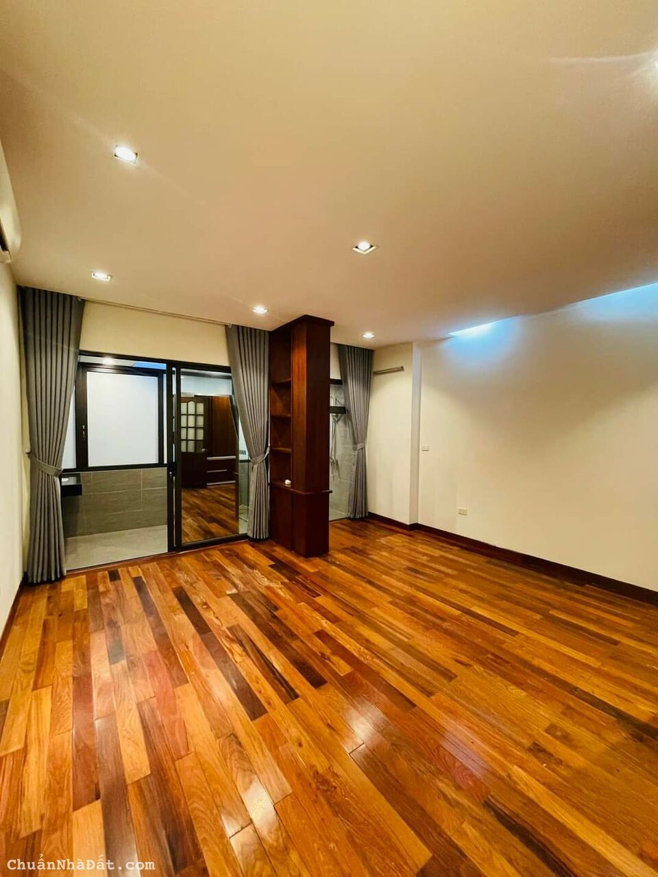 Cực gần phố, KD bất chấp, ô tô tránh, vỉa hè 2 bên, TT quận Cầu Giấy, 45m x 5 tầng, giá 9.3 tỷ