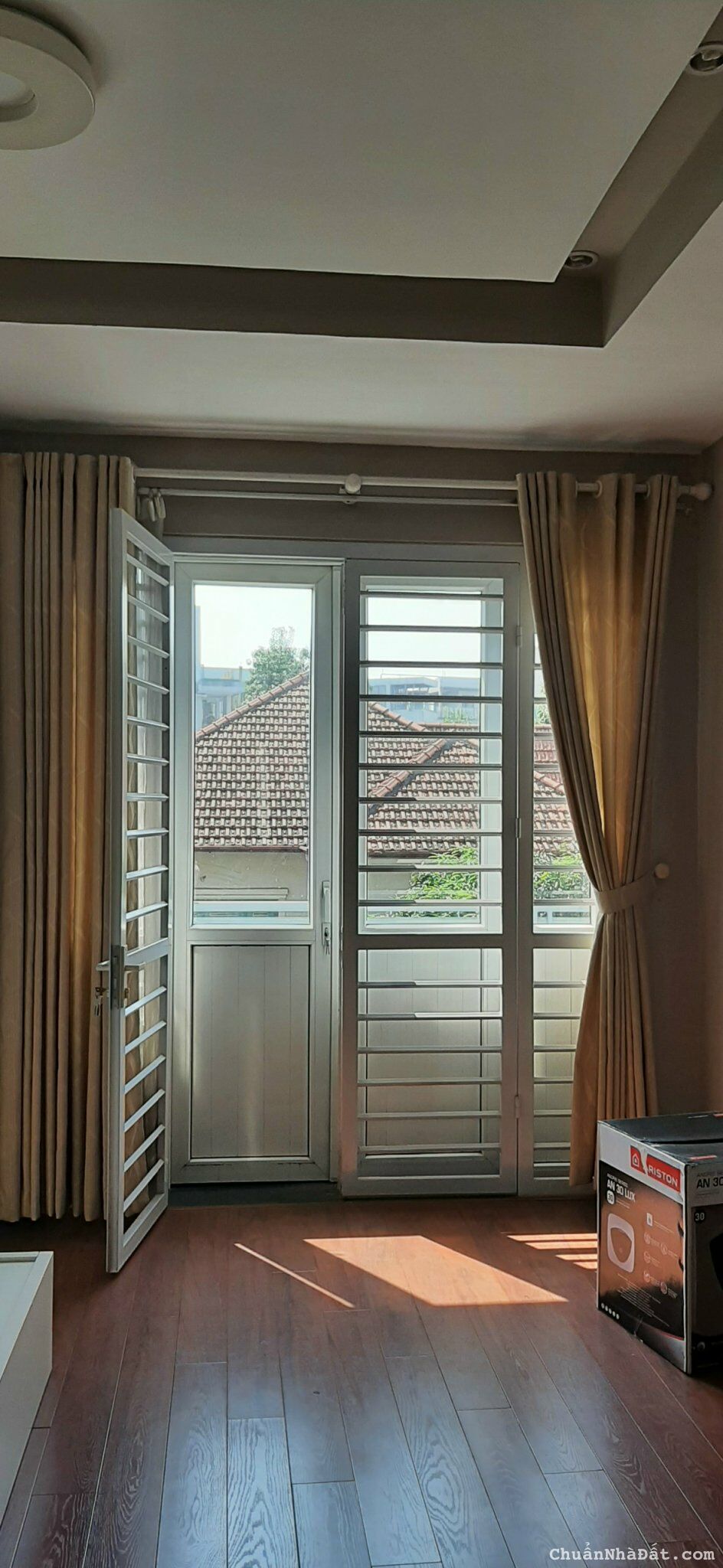 Cho thuê căn Biệt thự Phố Liễu Giai. DT 120m2 x 5 tầng thang máy ở cực sướng. Chỉ 28 tr/th