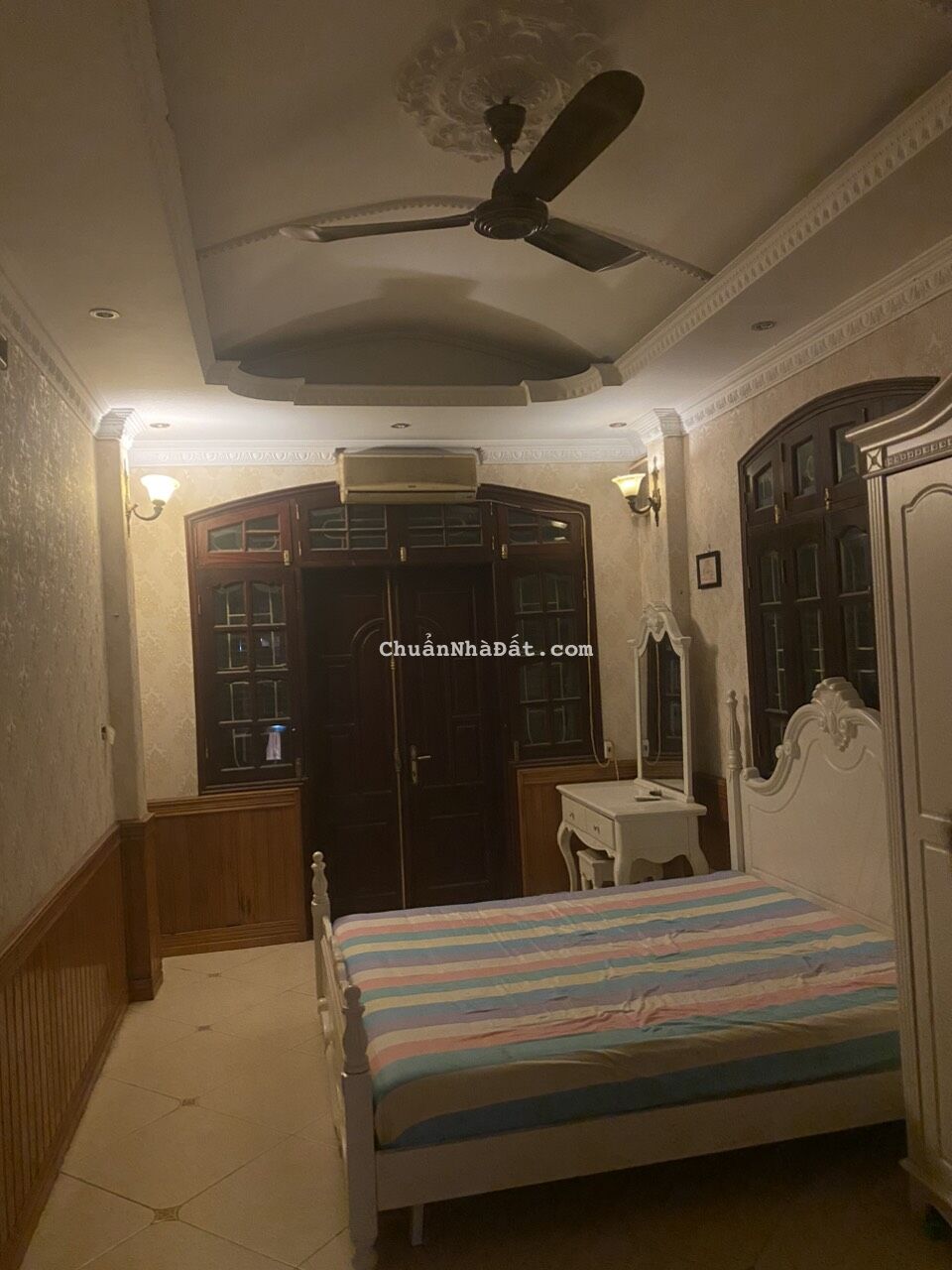 Cho thuê nhà nguyên căn mặt Phố Kim Mã, Ba Đình. Vừa ở vừa kinh doanh. DT50m2x5t. Chỉ 22tr