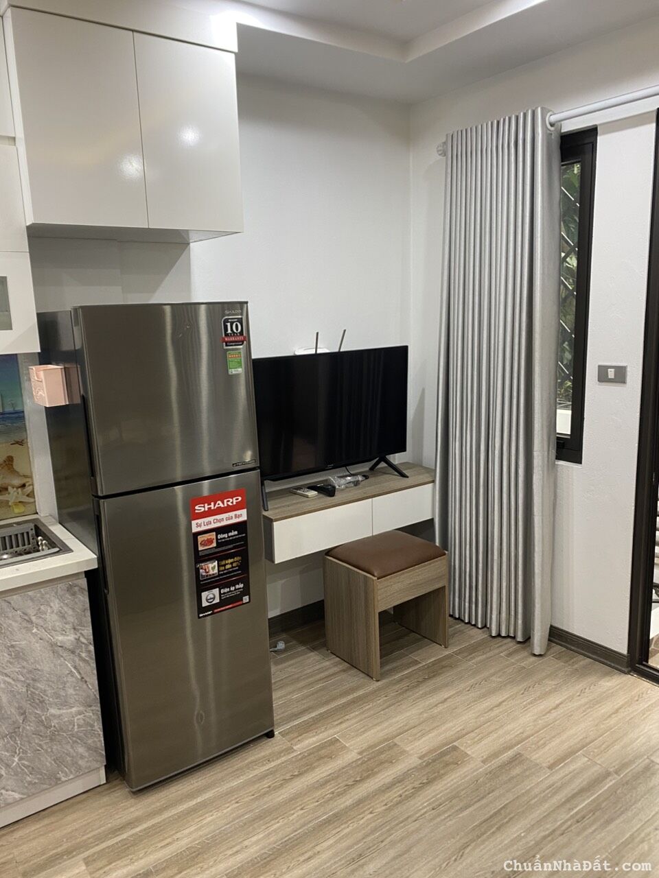 Cho thuê căn hộ dịch vụ full đồ Studio tại Ngõ 193 Trích Sài. Ban công View hồ cực thoáng. Chỉ 7tr