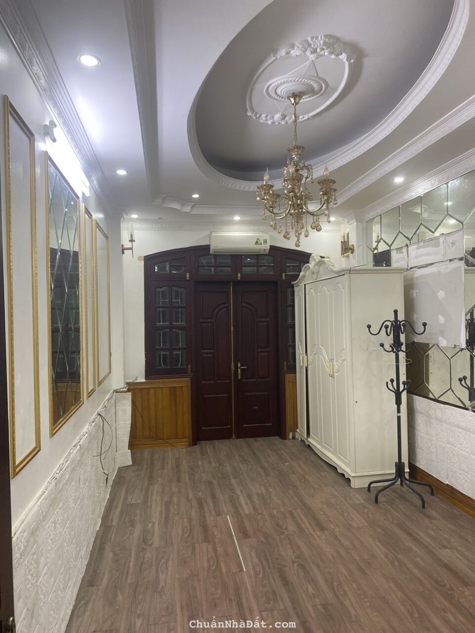 Cho thuê nhà nguyên căn mặt Phố Kim Mã, Ba Đình. Vừa ở vừa kinh doanh. DT50m2x5t. Chỉ 22tr