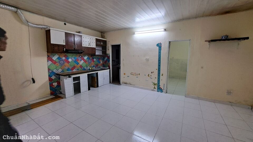 Cho thuê nhà cấp 4 Phố Văn Cao, Liễu Giai, Ba Đình. Lô góc 3 thoáng, Dt 50m2. Chỉ 4tr