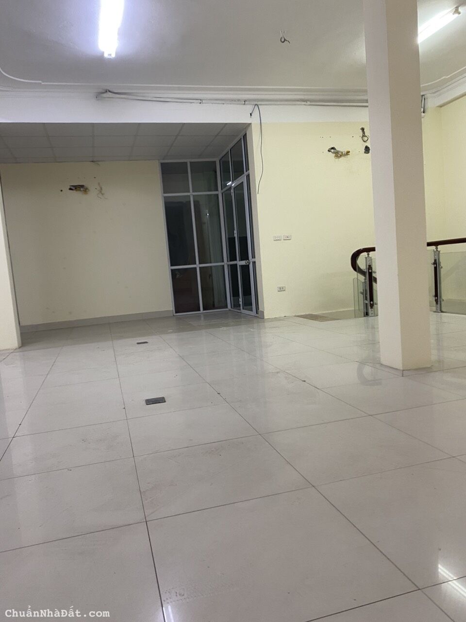 Chính chủ cho thuê mặt bằng kinh doanh T1&2 Phố Vạn Bảo, Ba Đình. Dt 100m2, Mt 10m. Chỉ 60tr/th