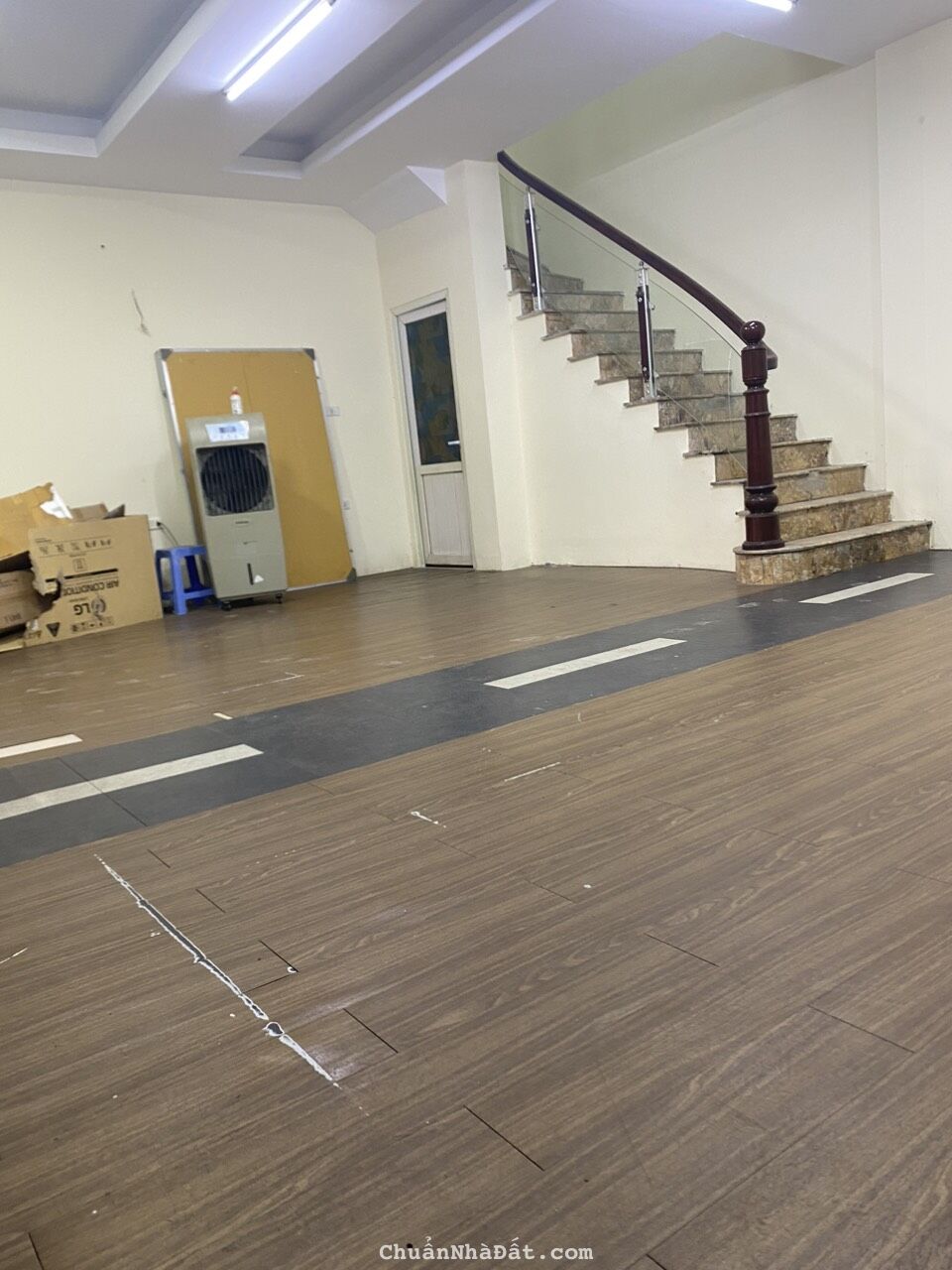 Chính chủ cho thuê mặt bằng kinh doanh T1&2 Phố Vạn Bảo, Ba Đình. Dt 100m2, Mt 10m. Chỉ 60tr/th