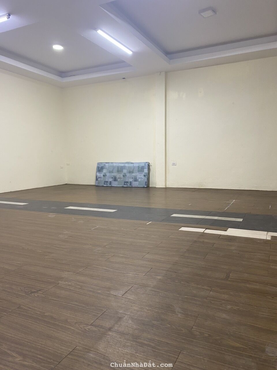 Cho thuê mặt bằng văn phòng, siêu thị, kho hàng dt 165m2 tại Vạn Phúc, giá 60tr đồng. 