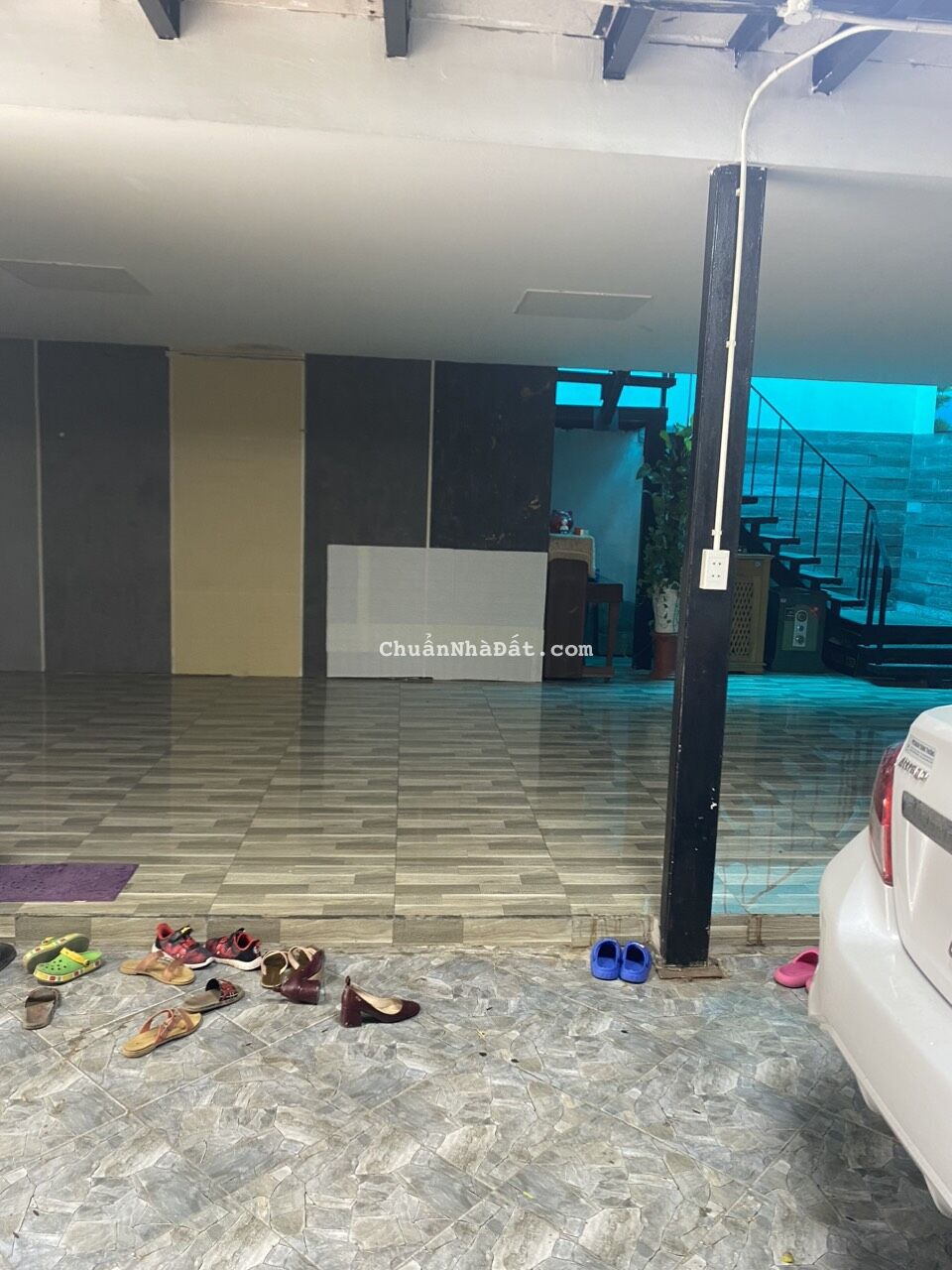 Cho thuê gấp tầng 1 dt 120m2 kinh doanh thẩm mỹ, quán café chỉ 12tr đồng. 