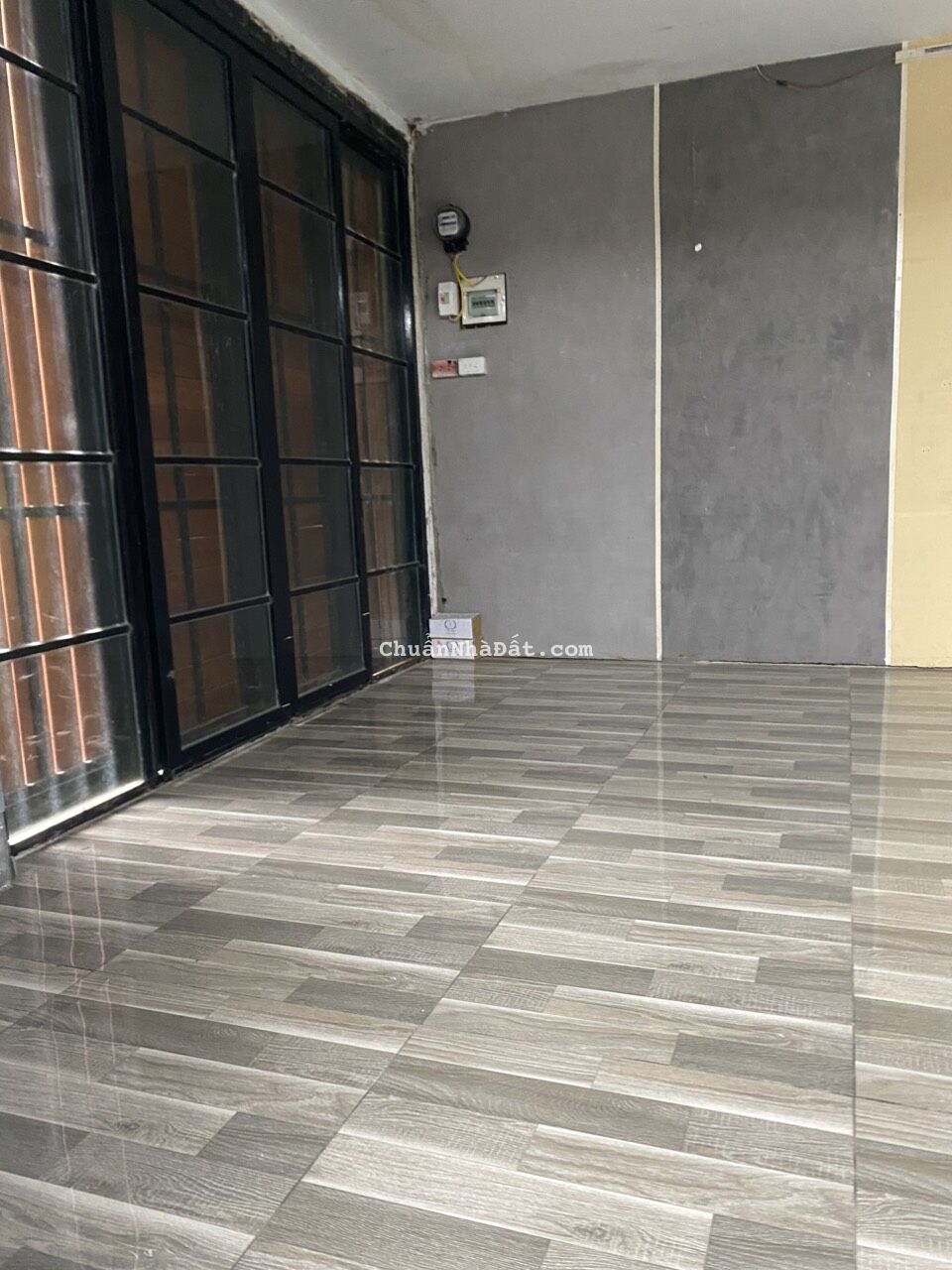 Cho thuê gấp tầng 1 dt 120m2 kinh doanh thẩm mỹ, quán café chỉ 12tr đồng. 