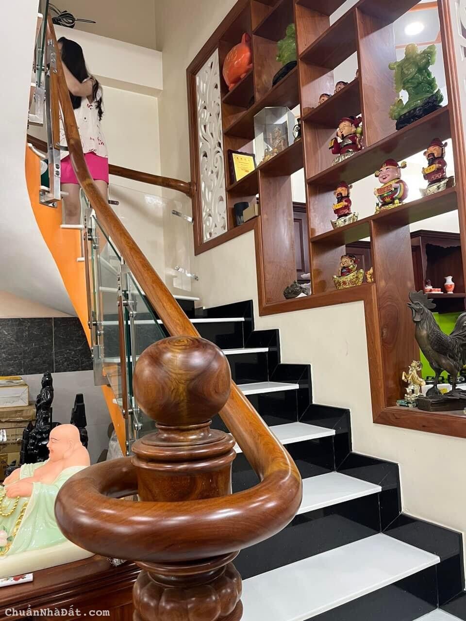 Bán nhà 3 Tầng, mặt tiền kinh doanh chợ Linh Trung, Thủ Đức, dt 5m x 18m 