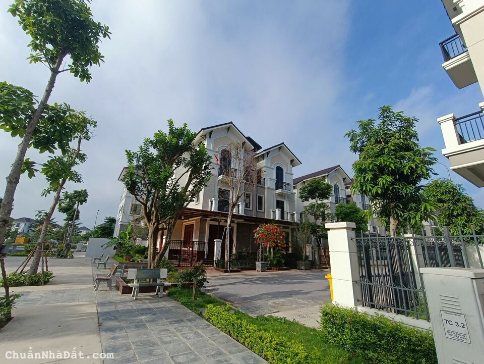 Bán đất tặng biệt thự đẹp ven hồ sen rất chill chill. Bán đất tặng biệt thự đẹp ven hồ sen rất chill chill.