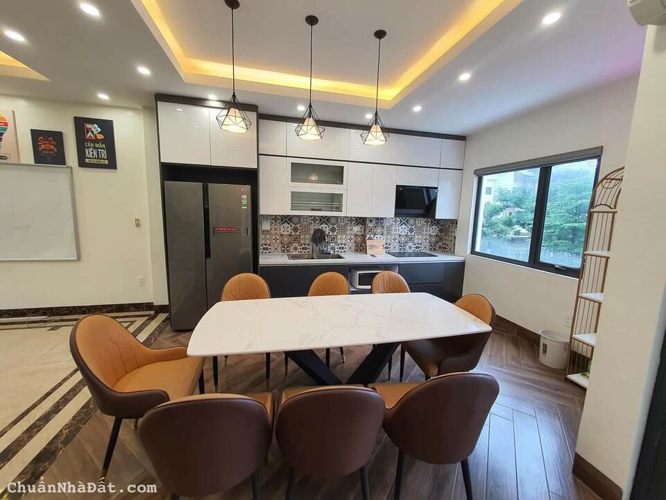 Cho thuê nhà 3 tầng full nội thất Sịn xò trong kđt Vsip