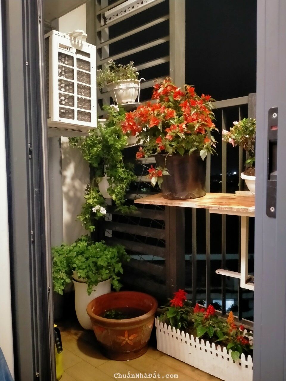 Bán căn hộ 45 m2 với 1 PN+1 và 1VS tòa Westbay của Ecopark giá 1,33 tỷ bao phí. LH 0967 949 918