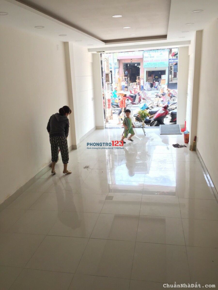 Cho thuê nhà mặt tiền Bạch Đằng, p 24, Q. Bình Thạnh. 3.8x12m. 40tr