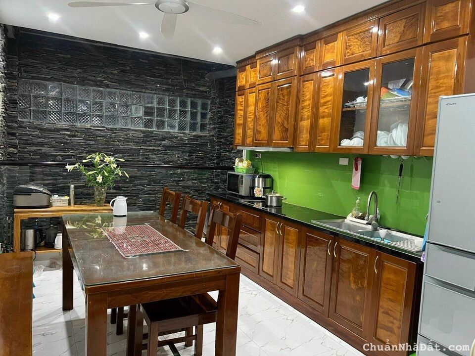 HIẾM! Mặt hồ Hoàng Cầu - phân lô - Ô tô tránh - vỉa hè - 43m2 x 5T x 3.7m mặt tiền chỉ 12 tỷ