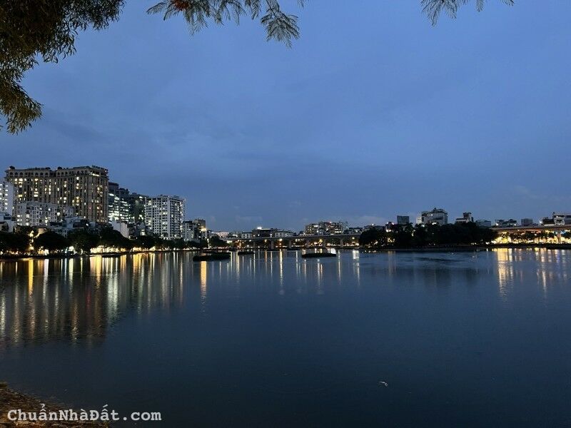 HIẾM! Mặt hồ Hoàng Cầu - phân lô - Ô tô tránh - vỉa hè - 43m2 x 5T x 3.7m mặt tiền chỉ 12 tỷ