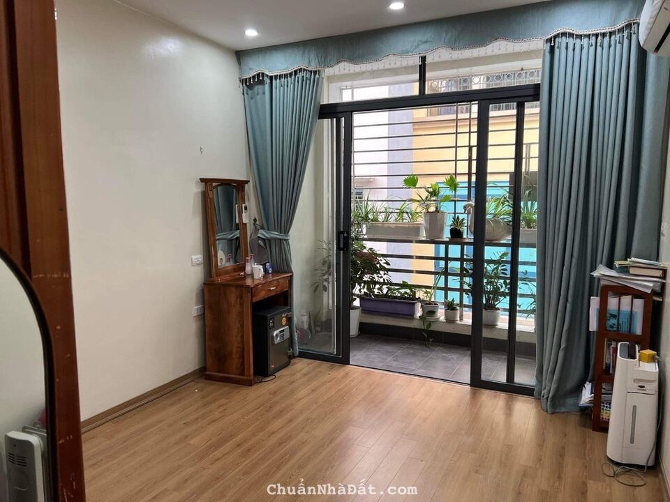 HIẾM! Mặt hồ Hoàng Cầu - phân lô - Ô tô tránh - vỉa hè - 43m2 x 5T x 3.7m mặt tiền chỉ 12 tỷ