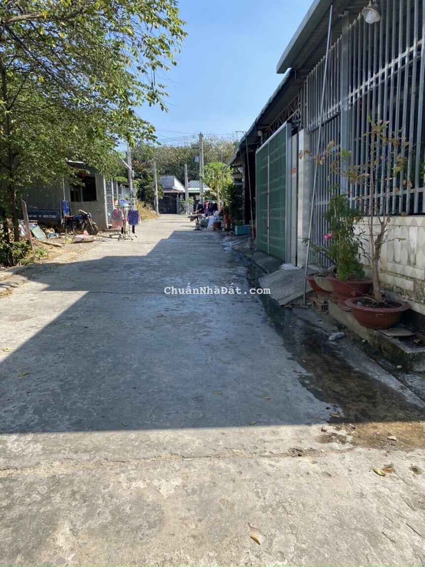 Vỡ nợ cần bán gấp lô góc 2 MT dân cư đông kín sát QL13. Vỡ nợ cần bán gấp lô góc 2 MT dân cư đông kín sát QL13.