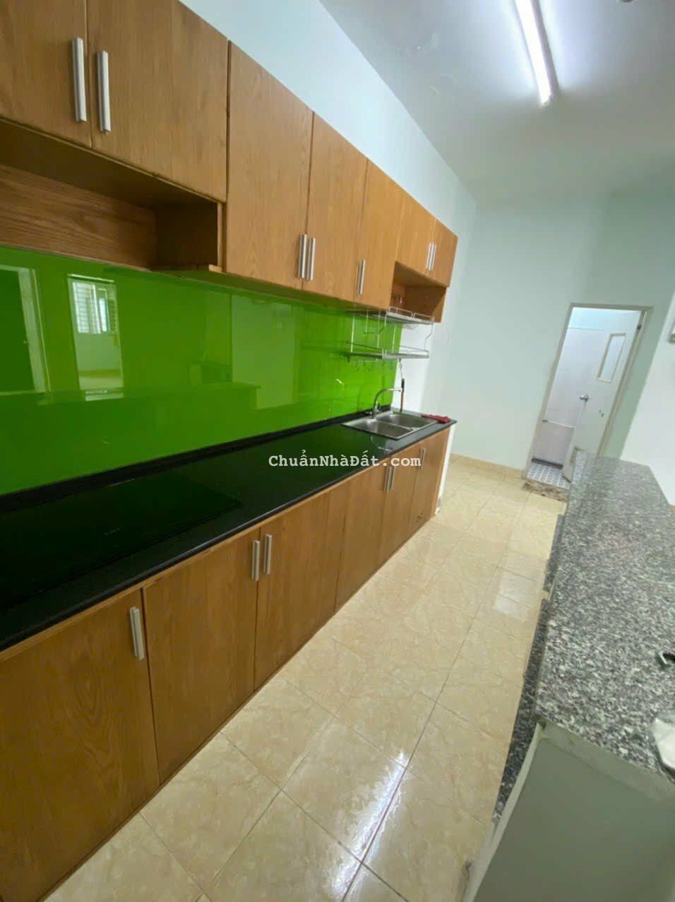 CHo thuê CHCC 109 NGuyễn Biểu, Q5, 2Pn, 1WC nội thất cơ bản