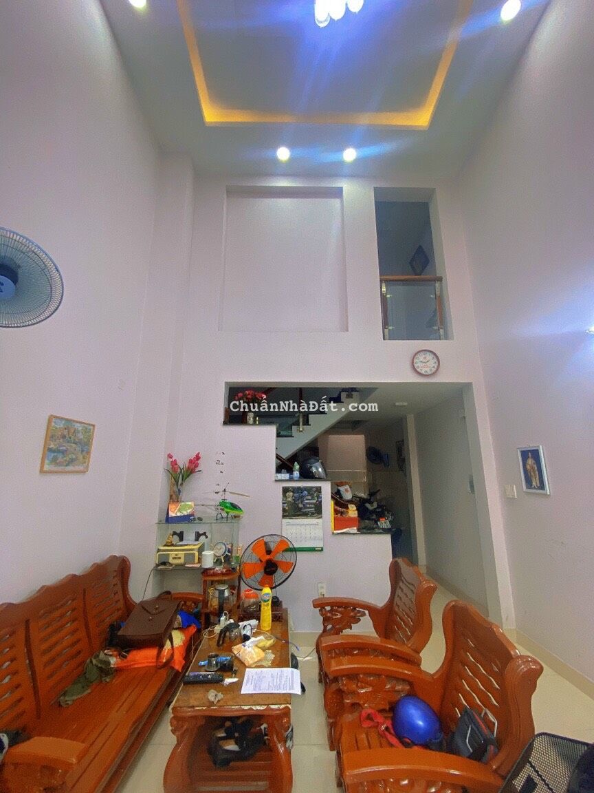 Vỡ nợ bán gấp nhà 1L 3 phòng  đường Ngô Quyền Q9 64m2 giá TT 970tr gần coppmart shr LH Yên 