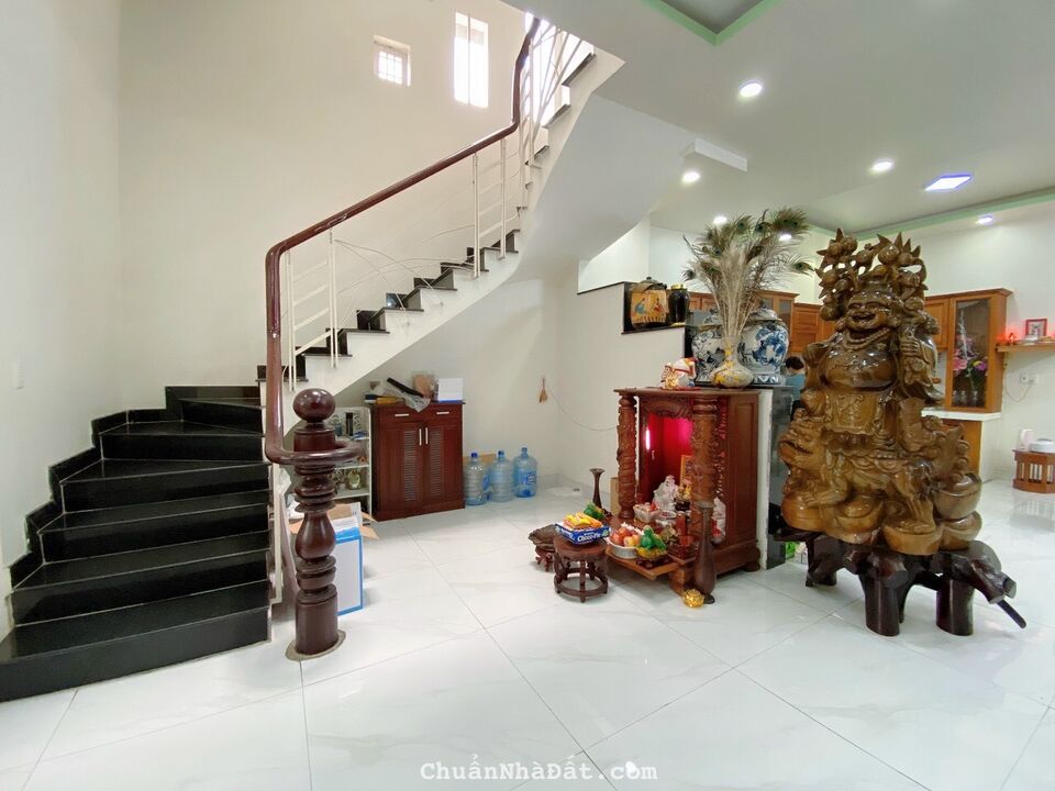 Chính chủ bán gấp nhà 1L đường Đoàn Văn Bơ Q4 64m2 giá TT 965tr gần chợ 200 tiện KD shr LH Yên 