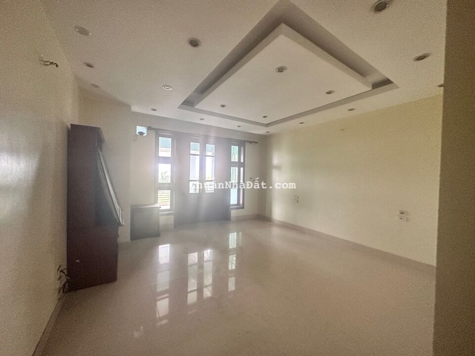 Cần bán Siêu phẩm mặt phố Ngô Gia Tự, LB 120m² x 5T, 4.5m MT, KD Vô địch, vỉa hè đá bóng. Cần bán Siêu phẩm mặt phố Ngô Gia Tự, LB 120m² x 5T, 4.5m MT, KD Vô địch, vỉa hè đá bóng.