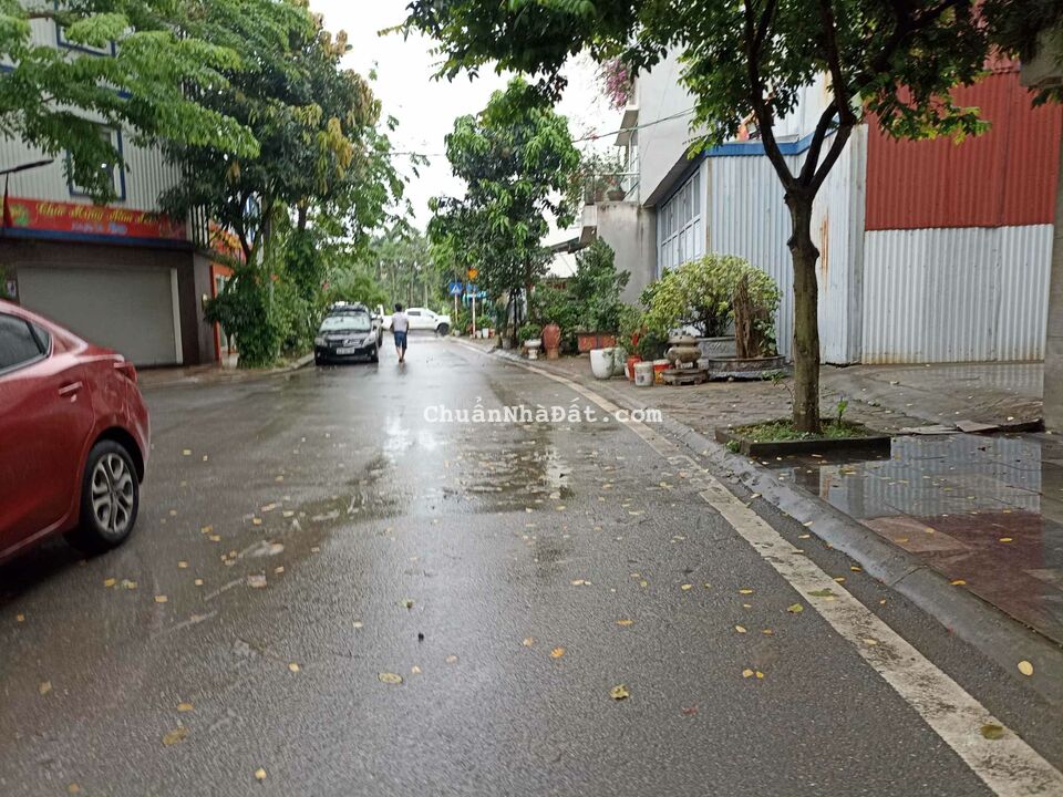 Bán đất phân lô đầu phố Phúc Lợi, 76m2, đường 17m, vỉa hè, view vườn hoa, chỉ 145tr/m2.