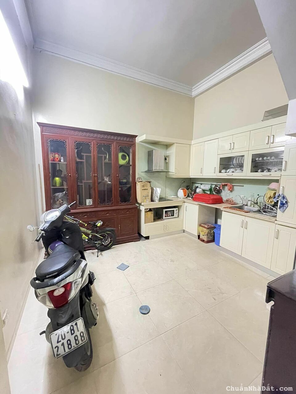 Cần bán Nhà ngõ Trần Quốc Hoàn. Diện tích 41m², ô tô tránh. Giá 9.4 Tỷ