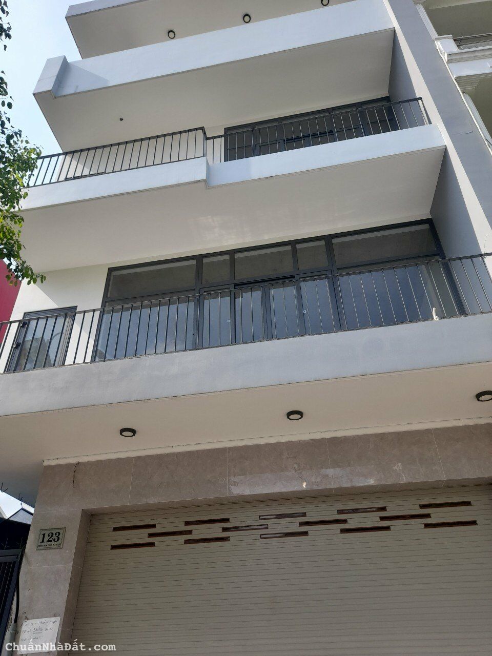 Cho thuê nhà mặt tiền đường Hoàng Hoa Thám, P.6 Q.Bình Thạnh. trệt, 2 lầu . 75 triệu