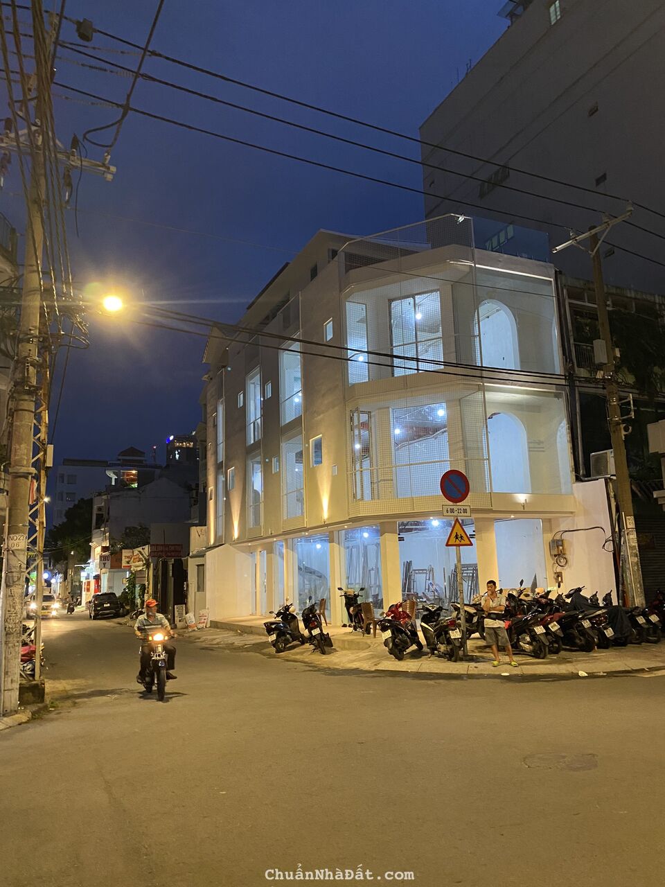 SIÊU HOT! cho thuê CĂN GÓC 2MT Trần Nhật Duật, Q1. 5.3x16.6m, chỉ 7000$