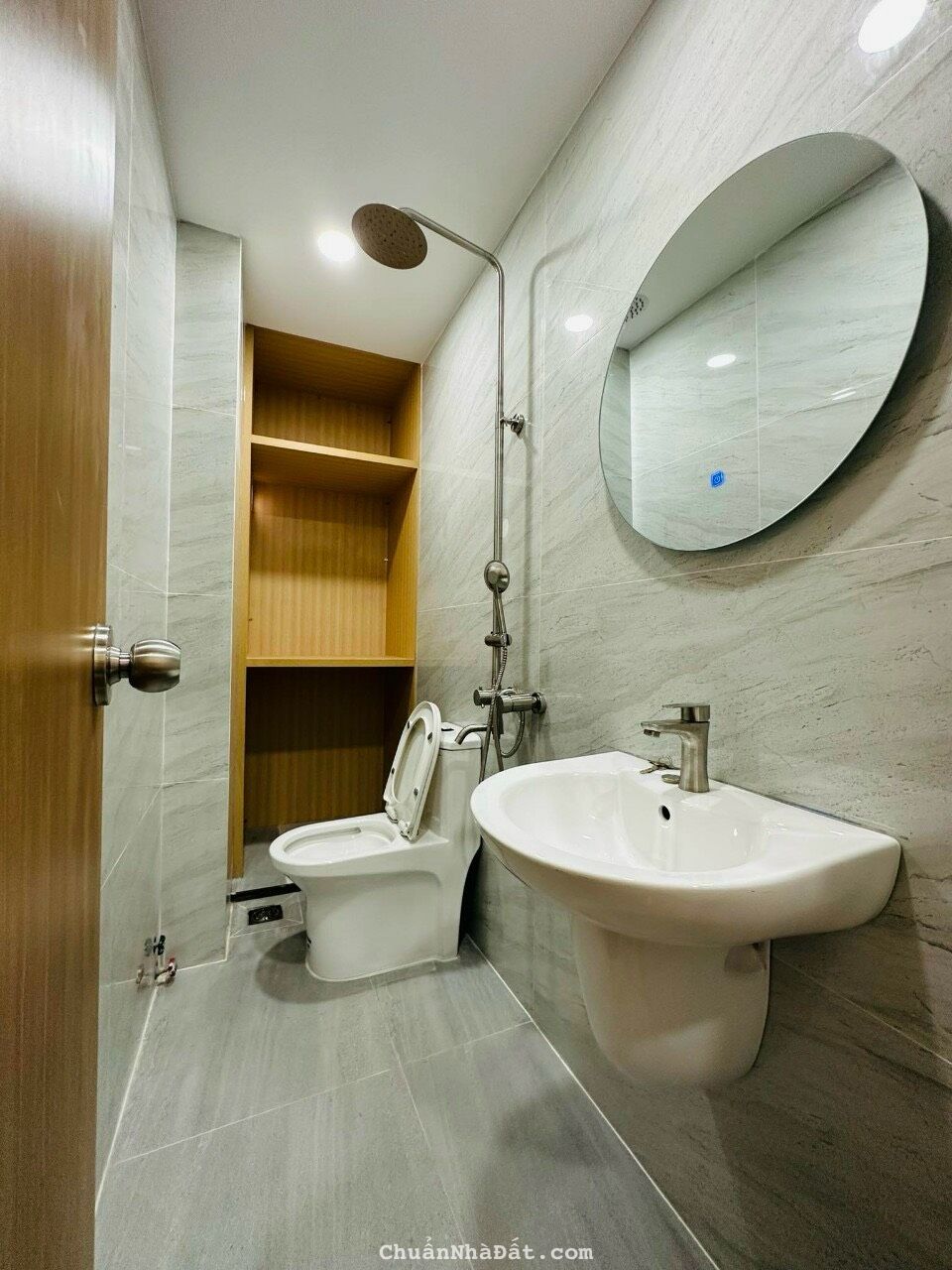 Xoay vốn bán nhanh nhà 35m2, giá 1 tỷ 550 triệu Hậu Giang, Phường 6, Quận 6, 1 trệt 1 lầu, sổ riêng