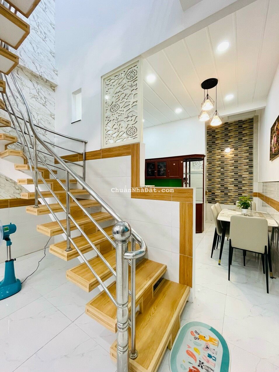 Gấp rất gấp bán nhà giá 2 tỷ 250 triệu Đồng Đen, Tân Bình, hẻm xe hơi 6m, 2 tầng, cách mặt tiền 20m