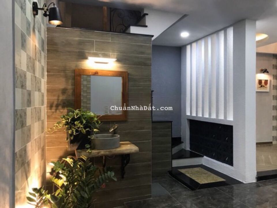 Chủ kẹt tiền cần sang gấp nhà Phú Nhuận, phường 4, mặt tiền đường Thích Quảng Đức. Có Sổ Chủ kẹt tiền cần sang gấp nhà Phú Nhuận, phường 4, mặt tiền đường Thích Quảng Đức. Có Sổ