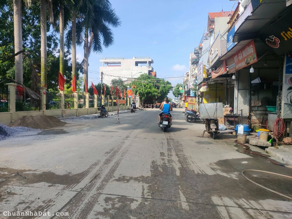 Bán gấp trục chính Lạc Đạo, ngay Ủy ban xã, kinh doanh thoải mái, lh 0362554684