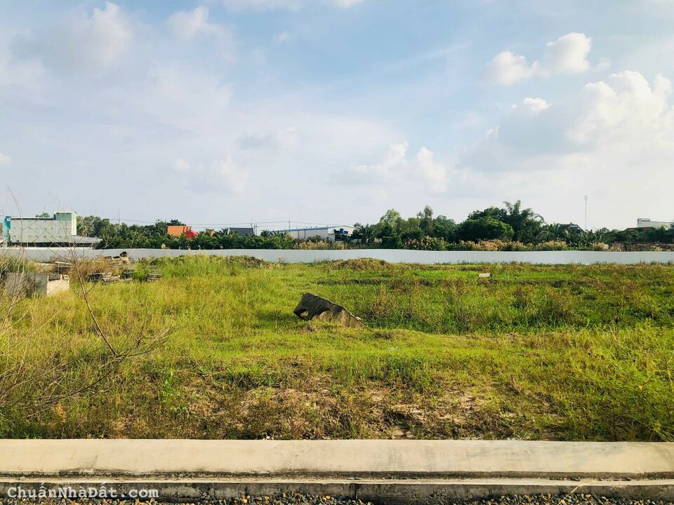 Bán gấp cặp nền gần chợ , đối diện sân bóng 