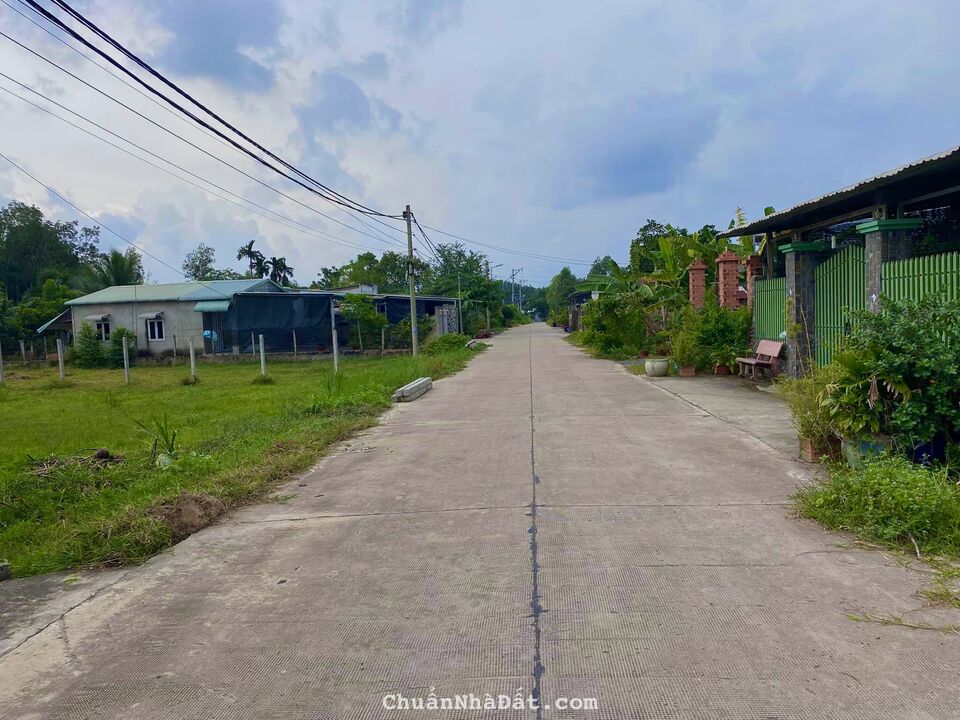 Cần bán 510m2 đất + 300m2 thổ cư, góc 2 măt tiền ngay sau Uy Ban xã Thái Mỹ, giá 1tỷ6