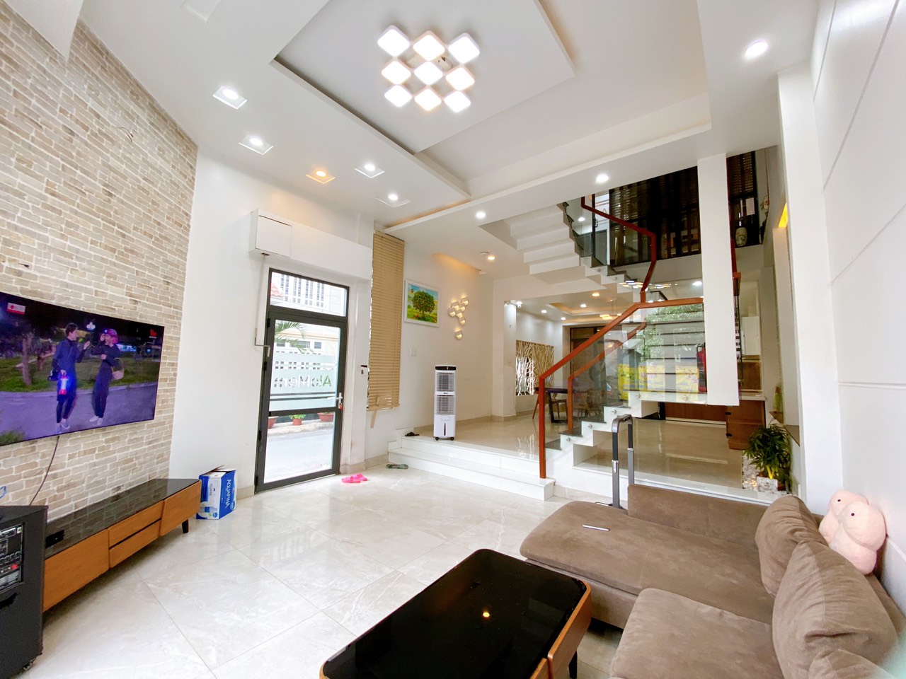 Chính chủ cần bán nhà 2 mặt tiền đường Cống Lỡ, phường 15, Q.Tân Bình, DT: 5.5*14 trệt 3 lầu. Giá: 