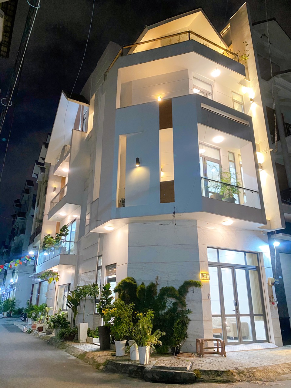 Chính chủ cần bán nhà 2 mặt tiền đường Cống Lỡ, phường 15, Q.Tân Bình, DT: 5.5*14 trệt 3 lầu. Giá: 