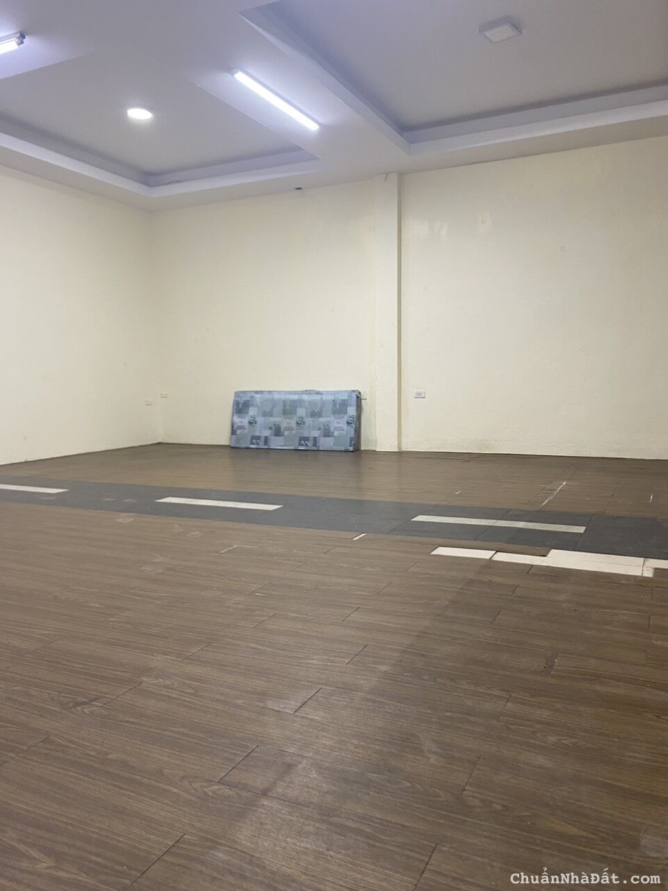 Cho thuê mặt bằng văn phòng, siêu thị, kho hàng dt 165m2 tại Vạn Phúc, giá 60tr đồng. 