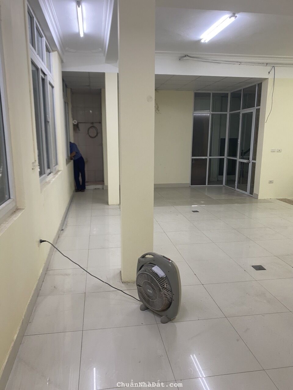 Cho thuê mặt bằng văn phòng, siêu thị, kho hàng dt 165m2 tại Vạn Phúc, giá 60tr đồng. 