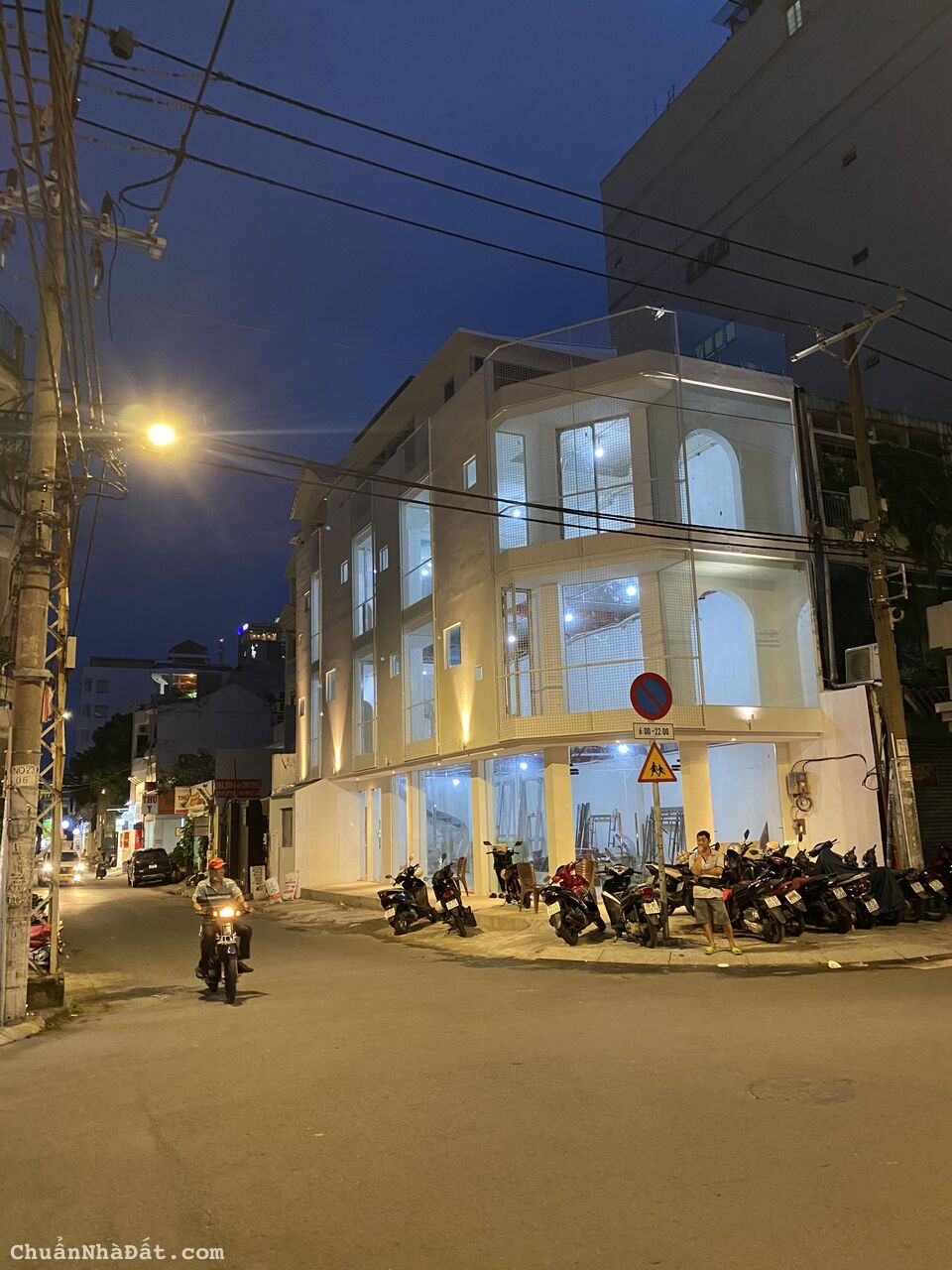 Góc 2Mt Trần Nhật Duật Q1, 80M2 3 Lầu ốp Kính, 110 Triệu! Góc 2Mt Trần Nhật Duật Q1, 80M2 3 Lầu ốp Kính, 110 Triệu!