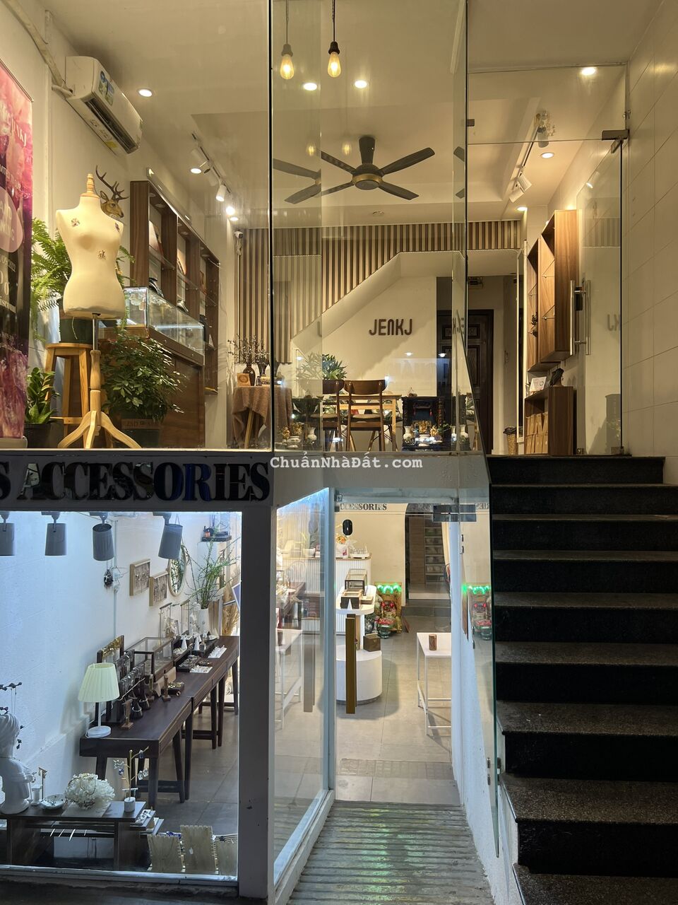 Cho Thuê Nhà Nguyên Căn 11P, 12 Vệ Sinh mặt Tiền Đề Thám, P.Cầu Ông Lãnh, Q.1 chỉ 70tr còn TL