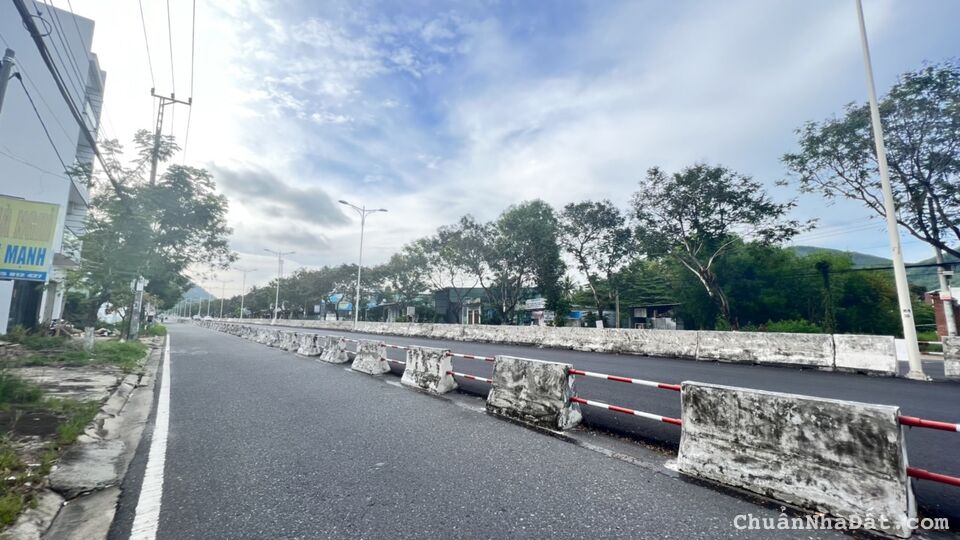 Đất mặt tiền đường Nguyễn tất Thành xã Phước Đồng Nha Trang.  Đối diện sân golf. 