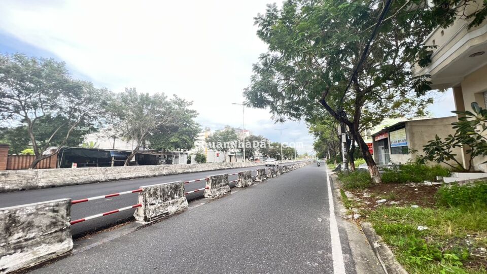 Đất mặt tiền đường Nguyễn tất Thành xã Phước Đồng Nha Trang.  Đối diện sân golf. 