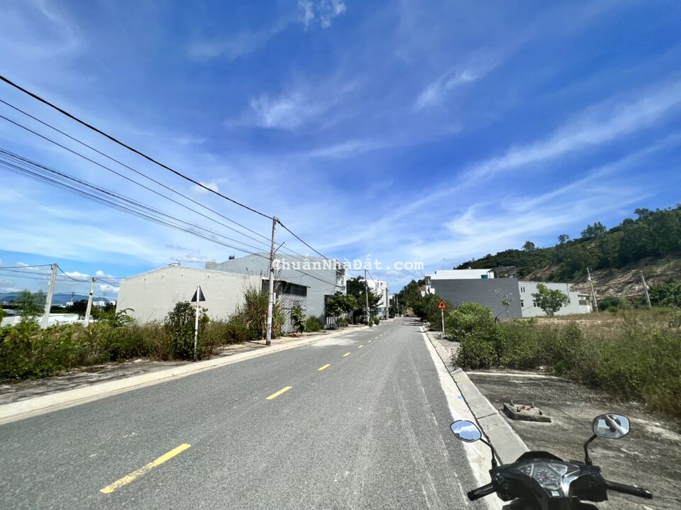 Đất TĐC hòn rớ 2 xã Phước Đồng Nha Trang, đường nhựa 13 m giá 2 tỷ 100 triệu. 