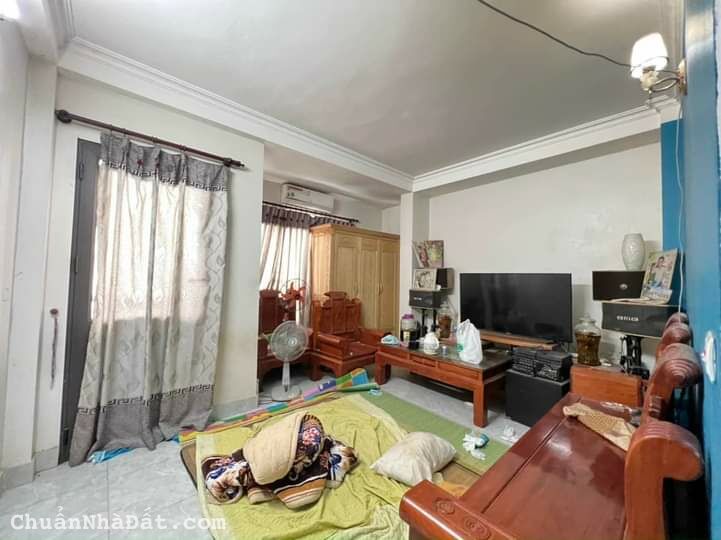 DÂN XÂY THẠCH BÀN CỔ LINH 60m x 4 tầng. Nhà thiết kế sân để xe máy riêng chỉ 3.3 tỷ (thương lượng)