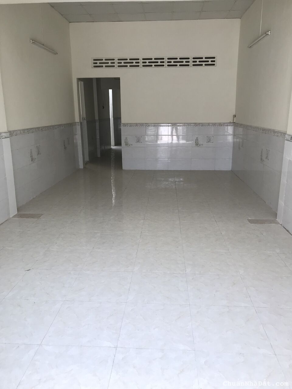 Nhà 2 MT cách đường Phong Châu 100m