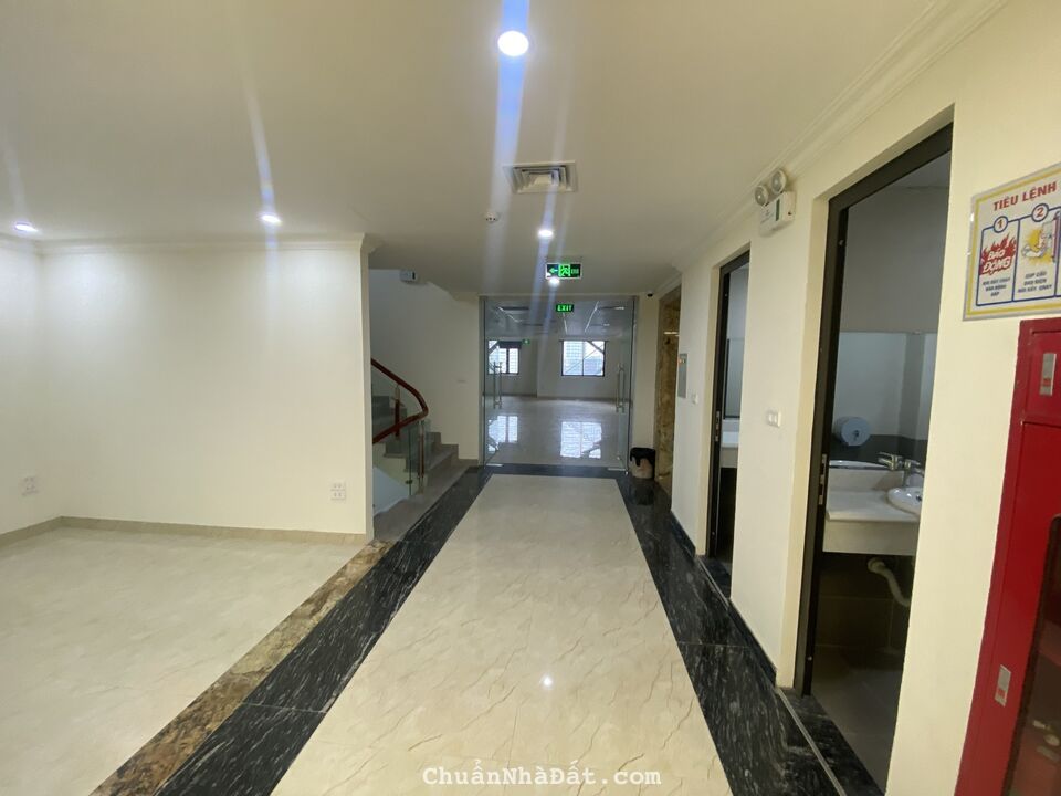 Cho thuê MBKD, văn phòng mặt phố đường Hoàng Ngân 140m2 chỉ 40 triệu/tháng, tòa mới xây dựng